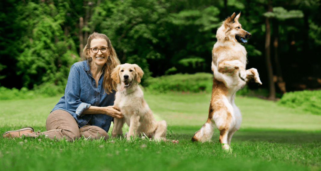 entrenadora de perros y perro parado en dos patitas